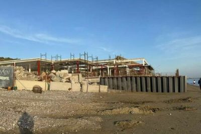 Здание ресторана на Курионе перегородило пляж, часть постройки находится в воде - cyprusbutterfly.com.cy