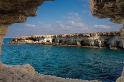 В морских пещерах Айя-Напы чуть не утонул турист - cyprusbutterfly.com.cy - Кипр