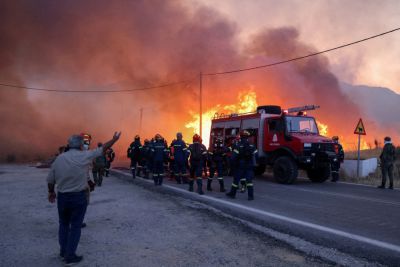 Лесные пожары продолжают бушевать на Хиосе, объявлено чрезвычайное положение и эвакуация деревень - kiprinform.com - Греция - Приморье край