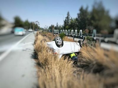 Две женщины пострадали при опрокидывании автомобиля на шоссе Никосия-Ларнака - kiprinform.com - Кипр - Никосия