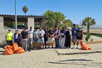 Подростки-мигранты очистили пляж Кастелла в Ларнаке - cyprusbutterfly.com.cy - Кипр